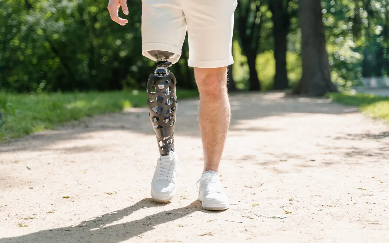 Un patient sous exosquelette médical ne fait pas que « marcher assisté » : ce qu'on croit à tort sur la réadaptation motrice