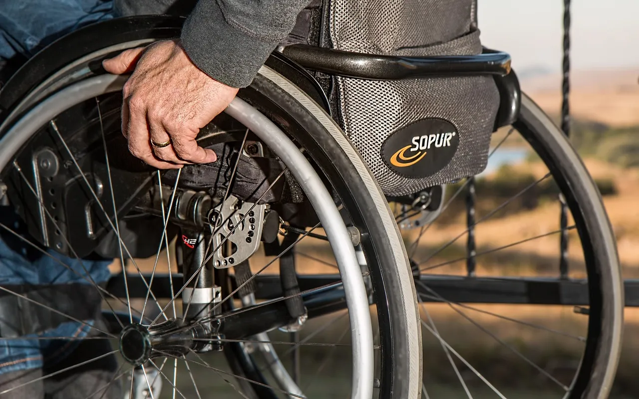 Exosquelette médical ou kinésithérapie classique, lequel réédique vraiment mieux ?